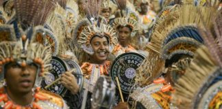 Acima, a escola de samba Acadêmicos do Tatuapé (Foto- Paulo Pinto : LIGASP)