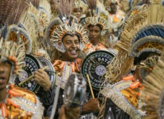 Acima, a escola de samba Acadêmicos do Tatuapé (Foto- Paulo Pinto : LIGASP)