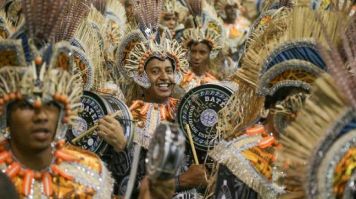 Acima, a escola de samba Acadêmicos do Tatuapé (Foto- Paulo Pinto : LIGASP)