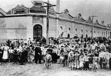 Grevistas em frente à Crespi, a primeira fábrica a parar em 1917 (Foto: reprodução)