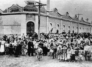 Grevistas em frente à Crespi, a primeira fábrica a parar em 1917 (Foto: reprodução)