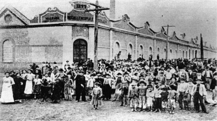 Grevistas em frente à Crespi, a primeira fábrica a parar em 1917 (Foto: reprodução)