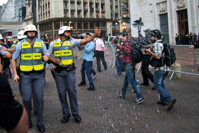 açao e reação Polícia paulista reprimiu os primeiros quatro atos, usando spray de pimenta, bombas de efeito moral e balas de borracha