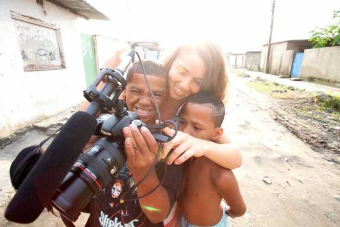 Eliza com grupo de mulheres no Vale do Rio Omo, no sul da Etiópia, em 2010. Foto: Arquivo pessoal