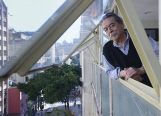 Paulo Mendes da Rocha na janela de seu escritório, no centro de São Paulo. Foto: Luiza Sigulem