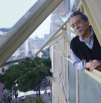 Paulo Mendes da Rocha na janela de seu escritório, no centro de São Paulo. Foto: Luiza Sigulem