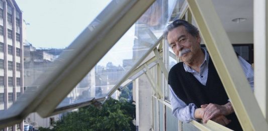 Paulo Mendes da Rocha na janela de seu escritório, no centro de São Paulo. Foto: Luiza Sigulem