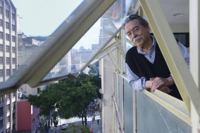 Paulo Mendes da Rocha na janela de seu escritório, no centro de São Paulo. Foto: Luiza Sigulem