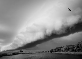 Foto de uma tempestade sobre o Rio Touro Morto no Mato Grosso do Sul, durante o período de das chuvas no Pantanal. Por Luciano Candisani