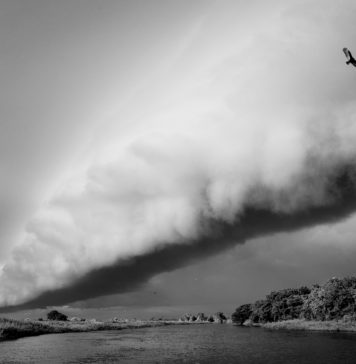 Foto de uma tempestade sobre o Rio Touro Morto no Mato Grosso do Sul, durante o período de das chuvas no Pantanal. Por Luciano Candisani