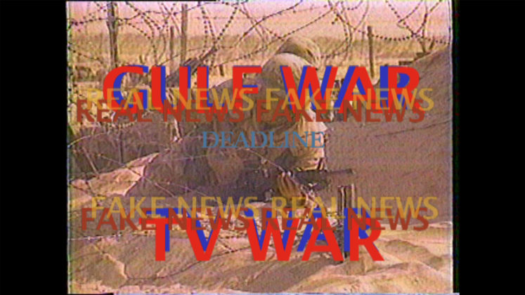 A imagem é um still do trabalho "Gulf War TV War", de Michael Auder, realizado em 1991 e editado em 2017. Nela podemos ver um soldado à espreita, e sobrepostas a ele estão as frases "Gulf War TV War" e "Fake News Real News"