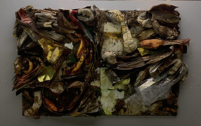 Peça da exposição Ratos e Urubus - Quadro de Nuno Ramos que, entre outros materiais, é construído com espelhos, folha de ouro, tecido, vidro, folhas secas e algodão