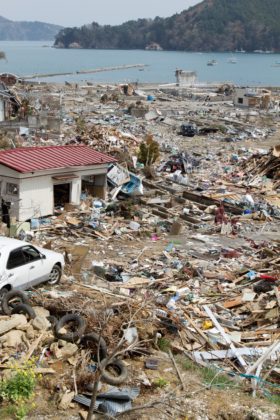 A foto mostra estrago causado pelo tsunami, que fica visível no retrato de uma área da costa de Miyagi próxima ao barzinho Kobune, visitado por Munemasa Takahashi