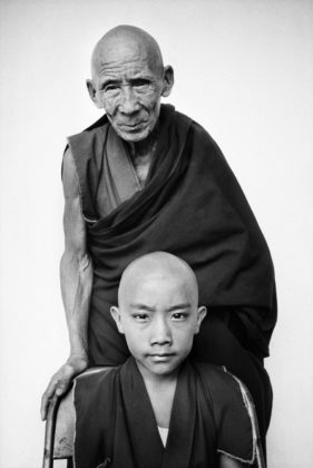 Retrato de monges budistas, Tenzin Tosan Rinpoche e seu tutor Gen Pagdo, no em Karnataka, por Martine Franck