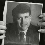 A mãe de David Kirby, Kay, segura uma fotografia de seu filho - tirada pelo fotógrafo Art Smith, de Ohio - antes do desenvolvimento das doenças relacionadas à AIDS. Foto: Therese Frare/ LIFE Magazine