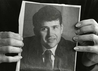 A mãe de David Kirby, Kay, segura uma fotografia de seu filho - tirada pelo fotógrafo Art Smith, de Ohio - antes do desenvolvimento das doenças relacionadas à AIDS. Foto: Therese Frare/ LIFE Magazine