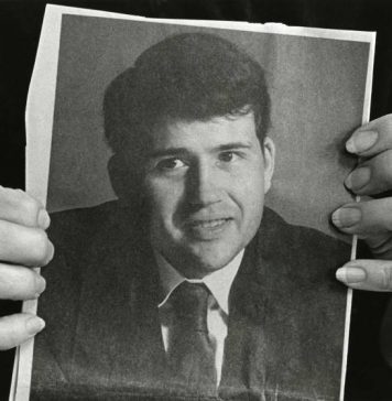 A mãe de David Kirby, Kay, segura uma fotografia de seu filho - tirada pelo fotógrafo Art Smith, de Ohio - antes do desenvolvimento das doenças relacionadas à AIDS. Foto: Therese Frare/ LIFE Magazine