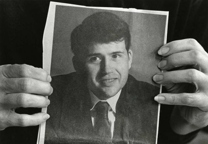 A mãe de David Kirby, Kay, segura uma fotografia de seu filho - tirada pelo fotógrafo Art Smith, de Ohio - antes do desenvolvimento das doenças relacionadas à AIDS. Foto: Therese Frare/ LIFE Magazine