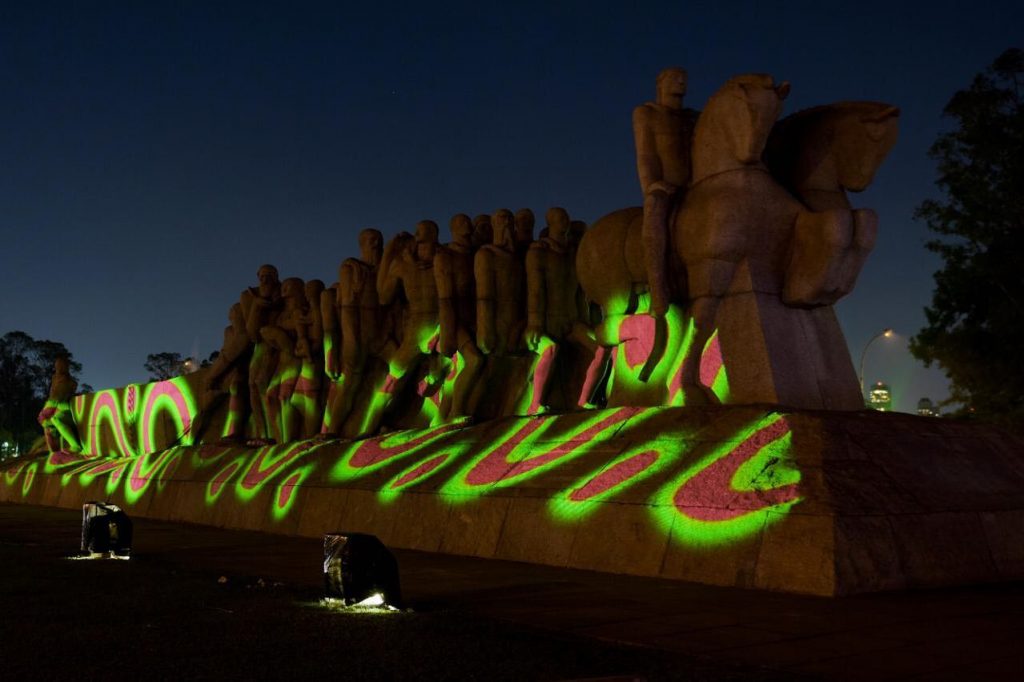 Projeção de "Brasil Terra Indígena", de Denilson Baniwa, no Monumento às Bandeiras. Foto: Francio de Holanda.