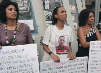 Cena do filme "Auto da Resistência" de Natasha Neri e Lula Carvalho. Na cena, Marielle Franco, vereadora assassinada no Rio em 14 de março de 2018, ao lado de mães de jovens mortos pela polícia. Filme é um dos exibidos pelo Sesc dentro do Festival É Tudo Verdade.