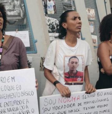 Cena do filme "Auto da Resistência" de Natasha Neri e Lula Carvalho. Na cena, Marielle Franco, vereadora assassinada no Rio em 14 de março de 2018, ao lado de mães de jovens mortos pela polícia. Filme é um dos exibidos pelo Sesc dentro do Festival É Tudo Verdade.