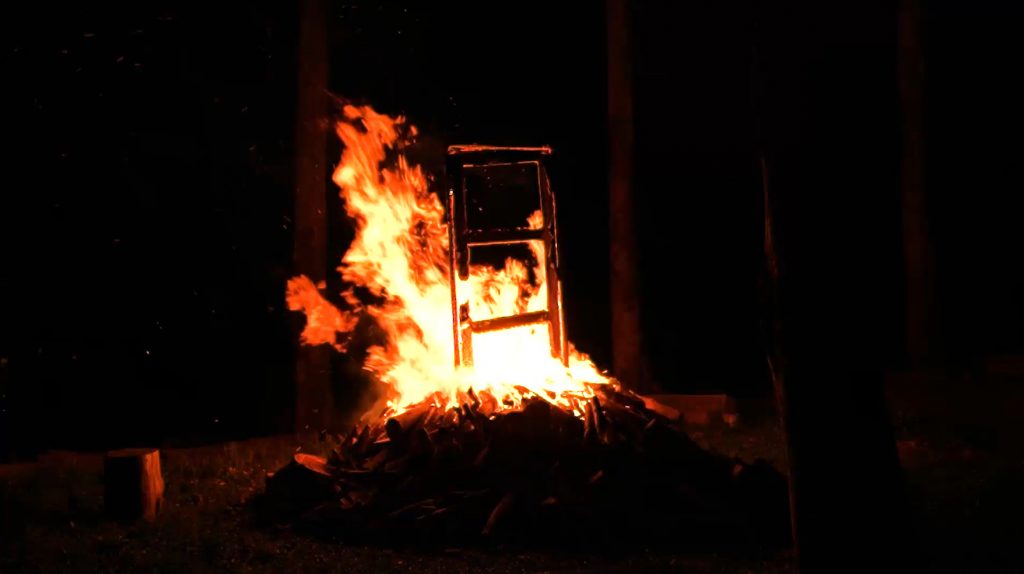 Trecho do vídeo "The Clopen Door", que compõe a obra "Noite de abertura" de Thiago Rocha Pitta, exposta no MAM Rio