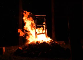 Trecho do vídeo "The Clopen Door", que compõe a obra "Noite de abertura" de Thiago Rocha Pitta, exposta no MAM Rio