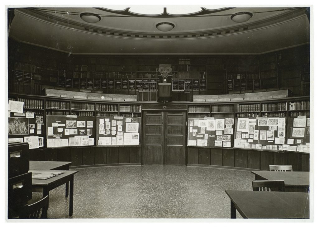 Aby Warburg. Sala de leitura da biblioteca de estudos culturais Warburg, Heilwigstr, em Hamburgo, fevereiro de 1927. Foto: cortesia HKW.