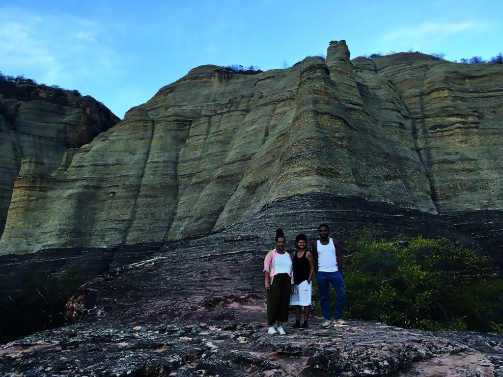 Diane Lima, Beatriz Lemos e Thiago de Paula Souza, curadores de Frestas, no Parque Nacional da Serra da Capivara, no Piauí