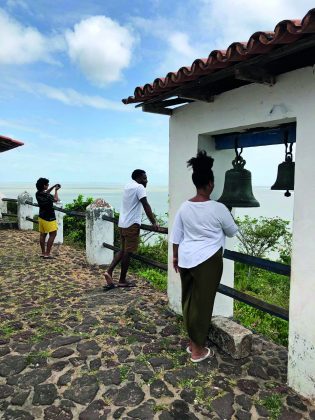 Trio curatorial de Frestas na Igreja do Desterro, em Alcântara, no MA