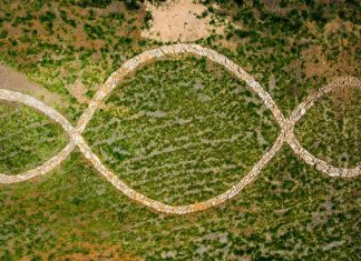 A land art do italiano Michelangelo Pistoletto, agora finalizada, com 20 toneladas de pedras, encontra lugar permanente no Festival Arte Serrinha, em Bragança Paulista.