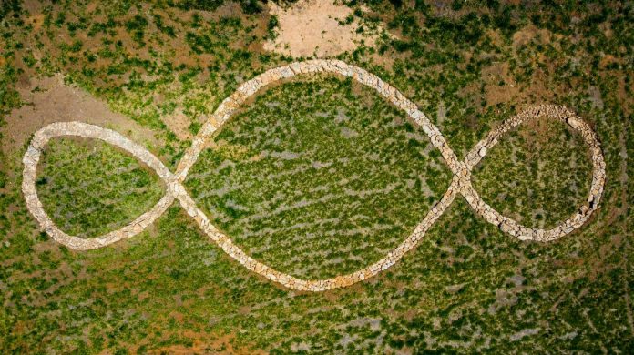 A land art do italiano Michelangelo Pistoletto, agora finalizada, com 20 toneladas de pedras, encontra lugar permanente no Festival Arte Serrinha, em Bragança Paulista.