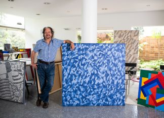 Claudio Tozzi em seu estúdio, ao lado da obra "Chuva"