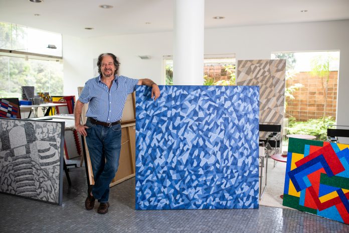 Claudio Tozzi em seu estúdio, ao lado da obra "Chuva"