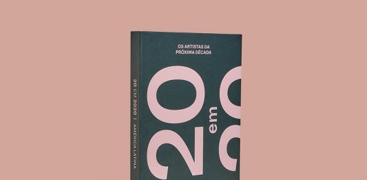 Capa do livro "20 em 2020, Os artistas da próxima década: América Latina". O livro tem uma capa preta. No topo da mesma, pode-se ler "os artistas da próxima década" em caixa alta, numa letra pequena e rosa. No centro da capa, vemos um "20" grande, escrito de lado, em rosa; seguido por "em" e o topo de outro "20" escrito da mesma forma. O livro está de pé sobre um fundo rosa, no mesmo tom das letras da capa