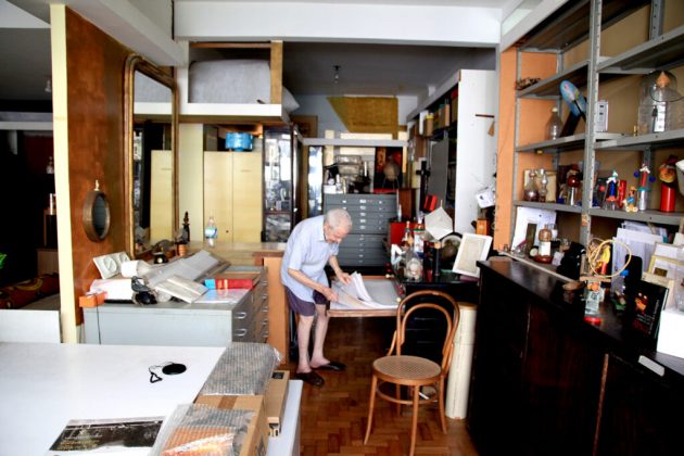 Rossini Perez em sua residência e ateliê em Copacabana (Rio de Janeiro), 2019. Foto: Arturo Bonhomme.