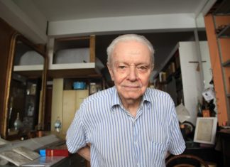 Rossini Perez em sua residência e ateliê em Copacabana (Rio de Janeiro), 2019. Foto: Arturo Bonhomme.