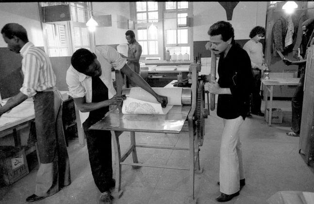 Rossini Perez e seus alunos de gravura no ateliê da Escola de Belas Artes de Dacar (Senegal), 1977. Acervo pessoal do artista.