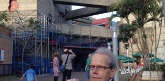 Guy Brett no Sesc Pompeia, em São Paulo, obra projetada pela arquiteta Lina Bo Bardi. Foto: Alexia Tala.