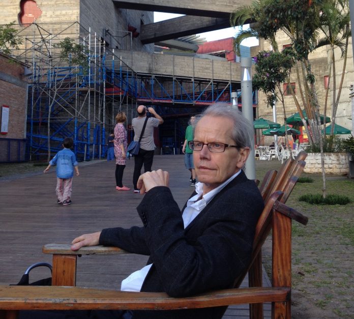 Guy Brett no Sesc Pompeia, em São Paulo, obra projetada pela arquiteta Lina Bo Bardi. Foto: Alexia Tala.