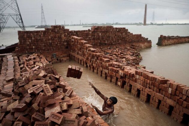 Em razão da Cúpula do Clima 2021, relembramos seu trabalho "A tempestade que se aproxima", que denuncia a inércia dos líderes mundiais ao documentar os efeitos danosos da mudança climática em Bangladesh, uma década atrás