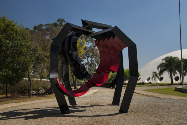 "Aranha" (1981), de Emanoel Araújo, no Jardim de Esculturas do MAM SP. Foto: Rômulo Fialdini / Divulgação.