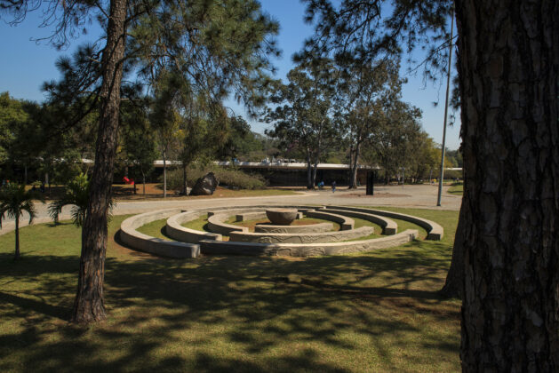 "Sectiones mundi" (1988), de Denise Milan e Ary Perez. Foto: Romulo Fialdini / Divulgação.