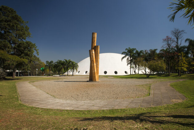 Obra de Elisa Bracher, situada perto da Oca do Ibirapuera. Foto: Rômulo Fialdini / Divulgação.