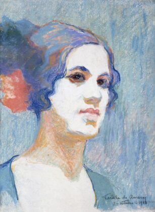 Tarsila do Amaral, "Autorretrato com flor vermelha", 1922, pastel sobre papel, 39 x 29 cm. Coleção de Artes Visuais do Instituto de Estudos Brasileiros - USP, São Paulo, SP.