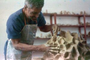 Registro do artista Fernando Diniz trabalhando em uma escultura. Foto: Divulgação.