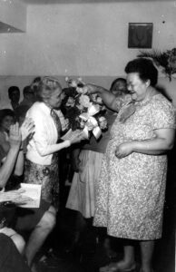 A Dra. Nise da Silveira recebe flores de Adelina Gomes. Foto: Divulgação.