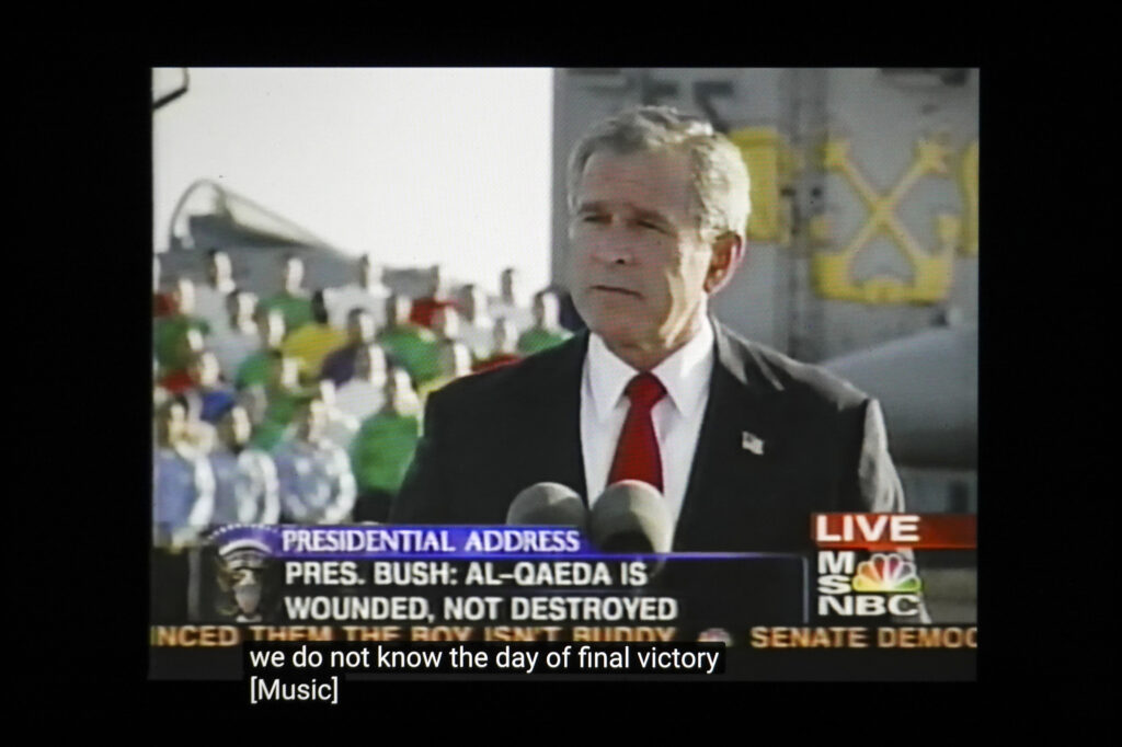 Em 1º de maio de 2003, no porta-aviões Abraham Lincoln, o presidente George W. Bush anuncia “missão cumprida” em relação à guerra no Iraque. A grande maioria das vítimas e da violência ocorreu após o discurso. | Crédito: Peter van Agtmael/Magnum Photos. Cortesia do fotógrafo.