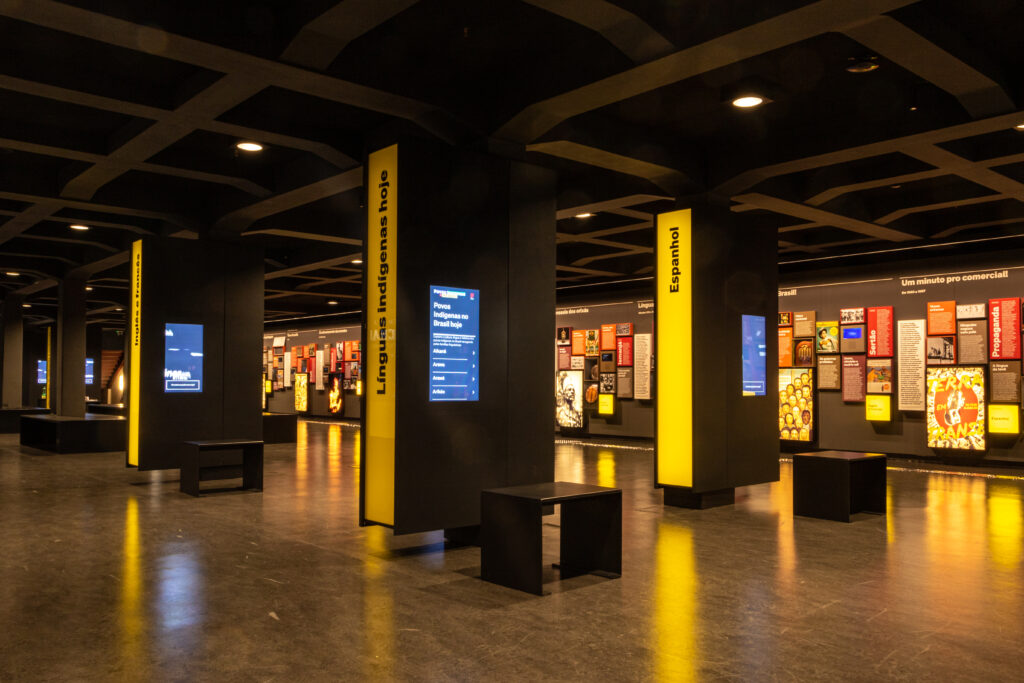 No Museu da Língua Portuguesa: As instalações "Palavras Cruzadas", em primeiro plano, e "O português do Brasil", ao fundo. Foto: Joca Duarte / Divulgação.