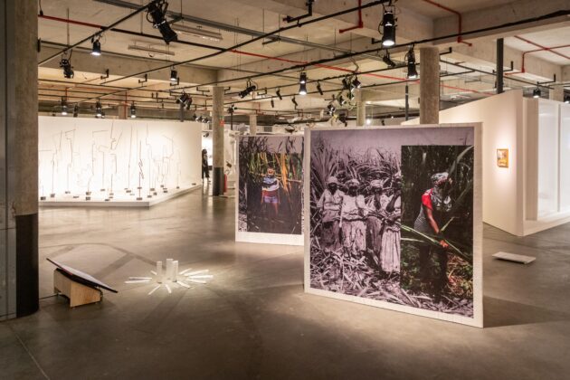 Vista da exposição O RIO É UMA SERPENTE, da 3a Frestas - Trienal de Artes no Sesc Sorocaba, com instalação de Gê Viana em primeiro plano. Foto: Matheus Jose Maria